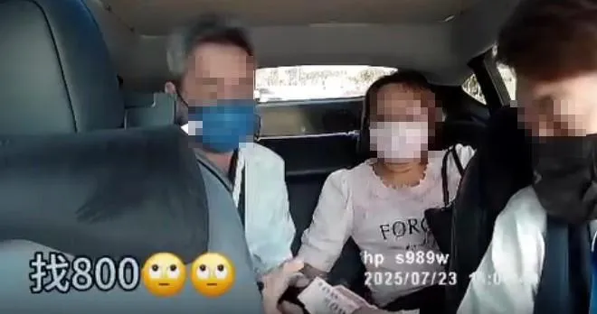 司機當下連問三次「你是拿1000？」並翻找800元給對方。（圖／翻攝自Threads）