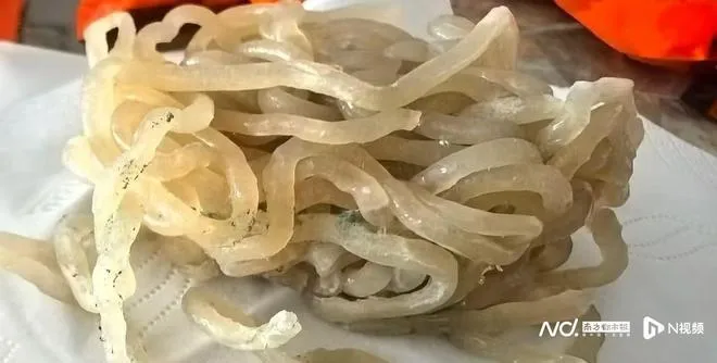 深圳陳女士爆料在Costco買到「發霉」麻六記酸辣粉。（圖／翻攝南方都市報）
