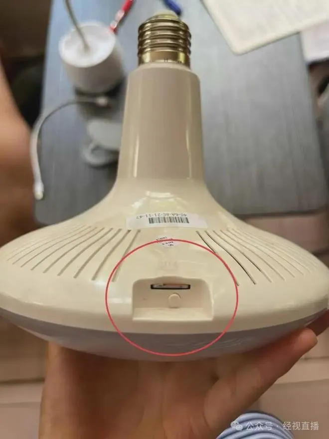 張女把燈泡卸下後,竟發現燈泡裝有微型攝影機,側面還插著一張記憶卡。(圖/翻攝@經視直播)