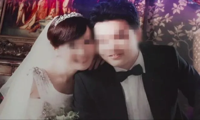 林靜與丈夫的結婚照。（圖／翻攝《極目新聞》）