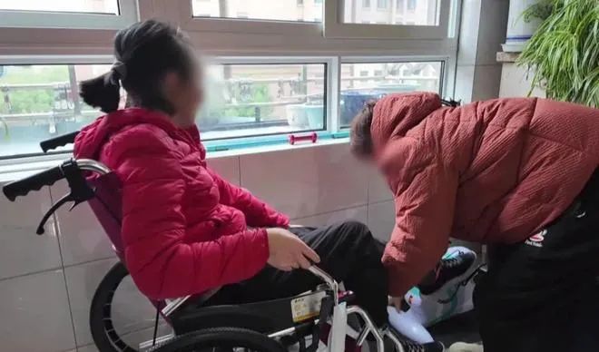 林靜向法院提起刑事自訴控告丈夫遺棄罪。（圖／翻攝《極目新聞》）
