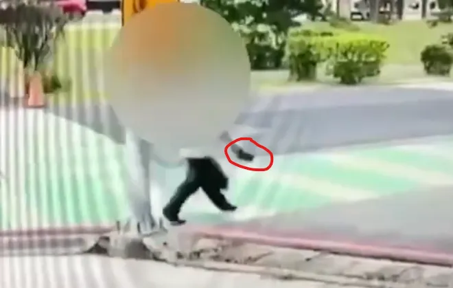男子手持菜刀對空氣揮舞。（圖／警方提供）