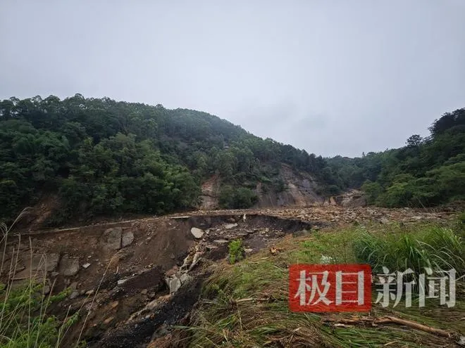 大橋村打卦石滑坡起始處。(圖/翻攝《極目新聞》)