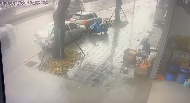 白色自小客車高速衝撞後側翻於路中央。（圖／警方提供）