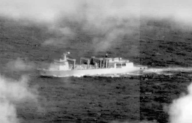 空軍RF-16偵察機拍攝的大陸901型補給艦。(圖/國防部)