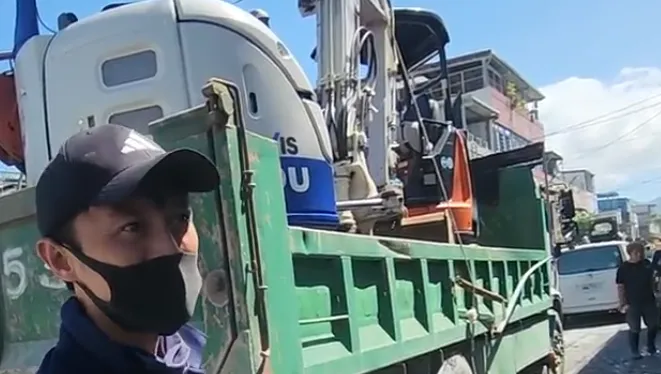 不少外縣市愛心工程行自發運送大型機具前往災區，不過今日卻傳出愛心機具千辛萬苦到達災區卻無人對接的情況。（圖/中天新聞）