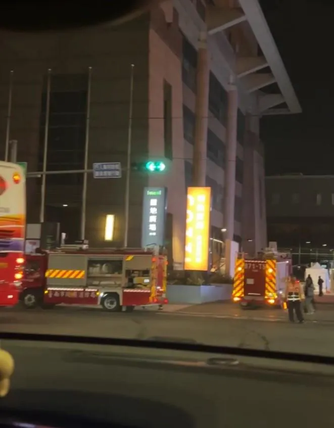台南新光三越百貨晚間驚傳火警，所幸只是虛驚一場。（圖／翻攝臉書 台南道路救援張家班）