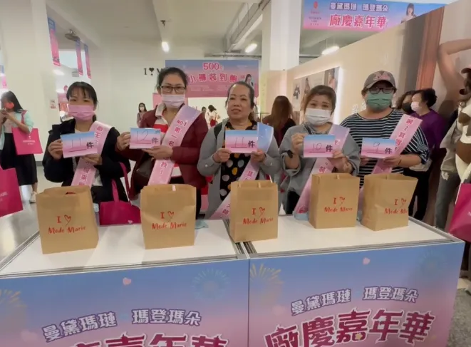 「最會裝活動」最終由南投來的梁女士（左2）以12件的成績拿到冠軍。（圖／中天新聞）