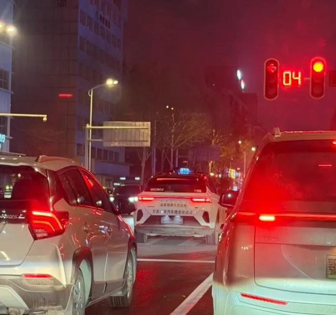 31日晚間武漢市民拍到蘿蔔快跑車輛停在路上。(圖/翻攝《上海證券報》)