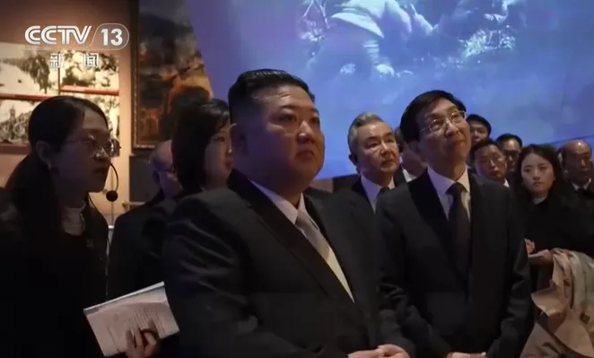 王滬寧陪同金正恩在抗美援朝紀念館。(圖/翻攝央視新聞)