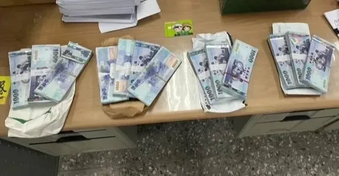 警方查獲婦人被詐騙交付之現金及金融卡，成功攔阻鉅額損失。（圖/警方提供）