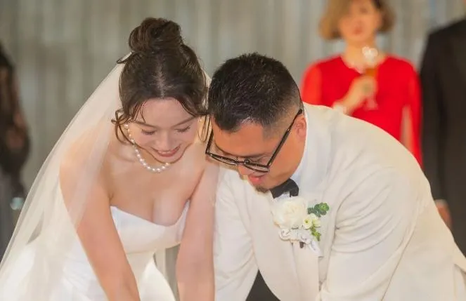 新郎Justin與新娘沈婷婷超狂背景曝光。（圖／翻攝IG carinalau1208）