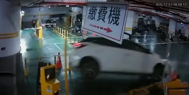iRent失控暴衝,差點翻車。(圖/翻攝自爆料公社)
