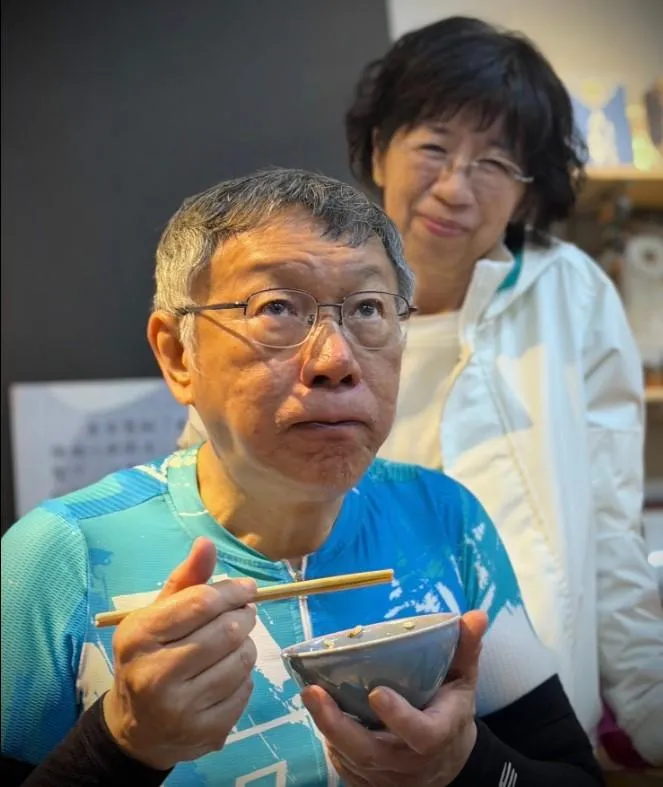 柯文哲228當天騎鐵馬,早上從台北出發,今晨(3月1日)3時46分抵達高雄用餐,柯太太陳佩琪也現身。(翻攝自柯文哲臉書)