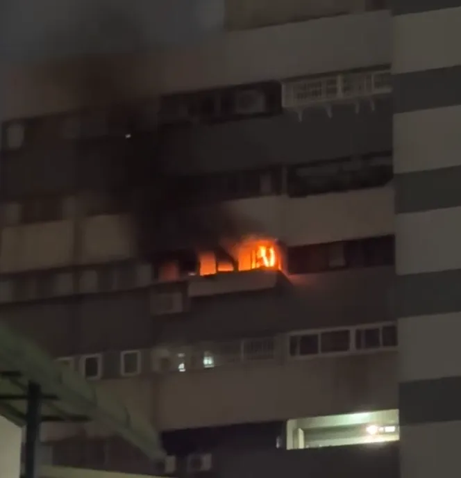 台中西屯區一棟民宅陽台突然竄出火舌，附近正在烤肉的民眾發現，立刻打電話通報，所幸火勢順利撲滅，無人傷亡。（圖／網友1999__515授權提供）
