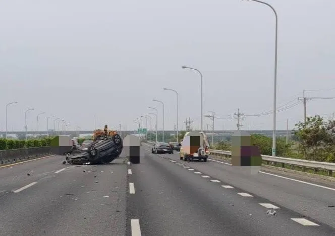 國道1號台南市下營路段發生3車追撞事故。（圖／警方提供，下同）