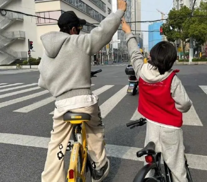 黃曉明po與兒子騎腳踏車上路照片,豈料惹禍。(圖/翻攝新浪微博)