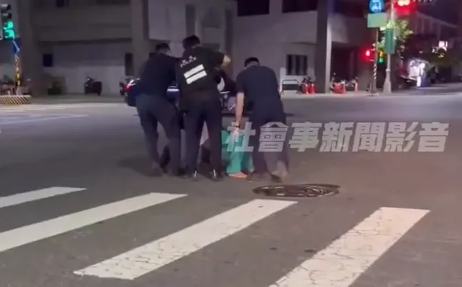 許姓男子陳情躺臥路中遭警抬離。（圖／社會事新聞影音）
