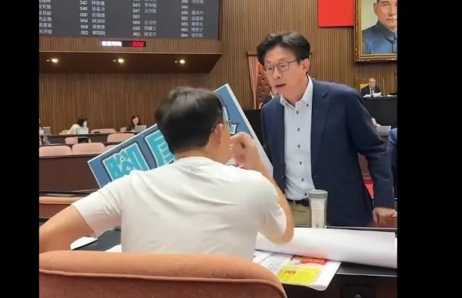 黃國昌飆罵郭國文白癡。(圖/擷取自黃捷Threads)