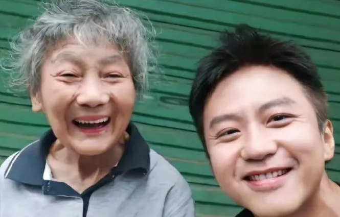 鄧超5年來只要有空就會探望程奶奶。（圖／翻攝微博 ）