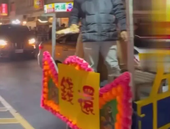 現場4輛左右的討債花車車身貼著大大的紅色「還錢」字眼。（圖／翻攝自黑色豪門企業）