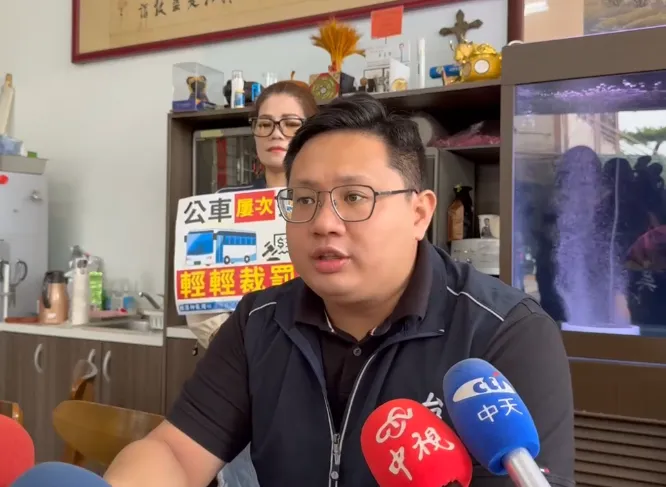 台中市議員吳建德痛批中鹿客運手裡拿著上億元補助卻不顧及民眾。(圖/中天新聞)