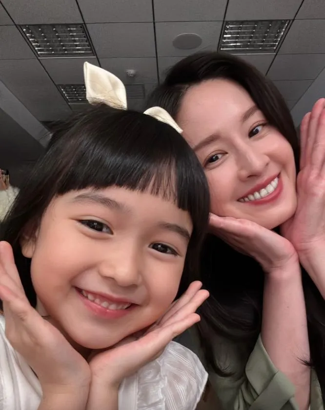 曾愷玹(右)在電影中收養陳意涵的女兒「芸熙」。(圖/翻攝IG kaikaitzeng0422)