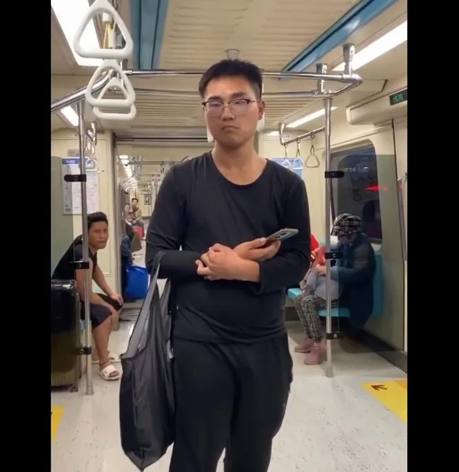眼鏡男在北捷攻擊四寶媽。（圖／翻攝自Threads）