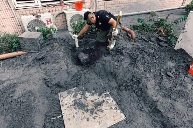 水電師傅為了關瓦斯冒險鑽進圍欄。（圖／翻攝自吳沛憶Threads）