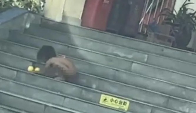 此前大陸網上流傳一段影片顯示一名赤裸小孩像動物一樣爬行。(圖/翻攝紅星新聞)