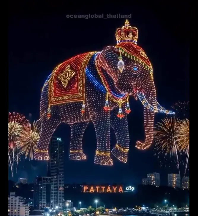 泰國觀光大城芭達雅一連3天在海灘上空展演無人機燈光秀，各種極富東方文化的圖案點綴夜空。（圖／翻攝自Facebook）