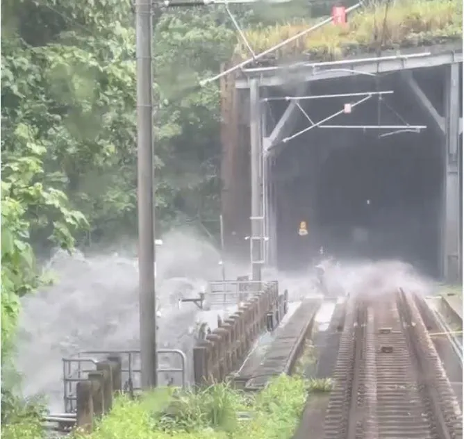花蓮縣18日降下大雨，河水沖下土石泥流淹沒和仁＝崇德間軌面，北上、南下列車均受影響。（圖／Facebook@台灣便當管理局-附屬鐵路部授權提供）