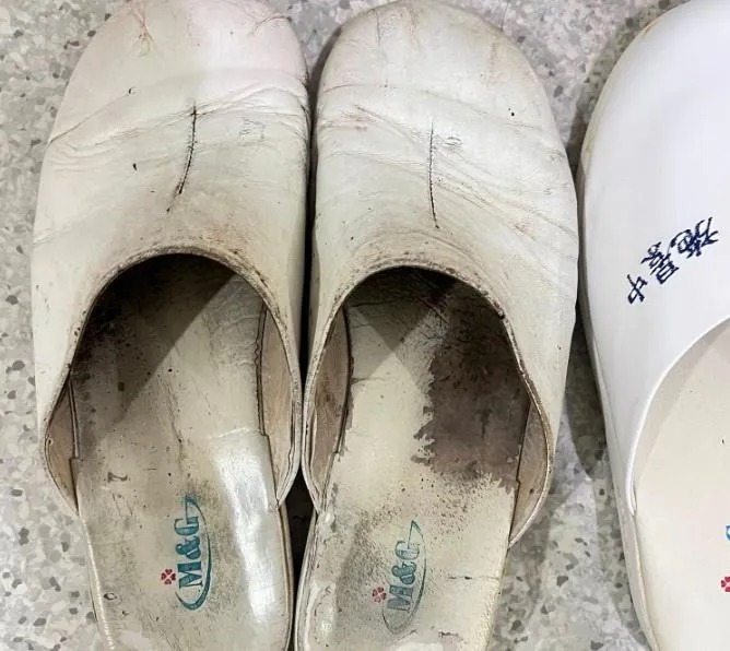施景中分享開刀房專用拖鞋，有黑色汙垢。（圖／翻攝施景中臉書）