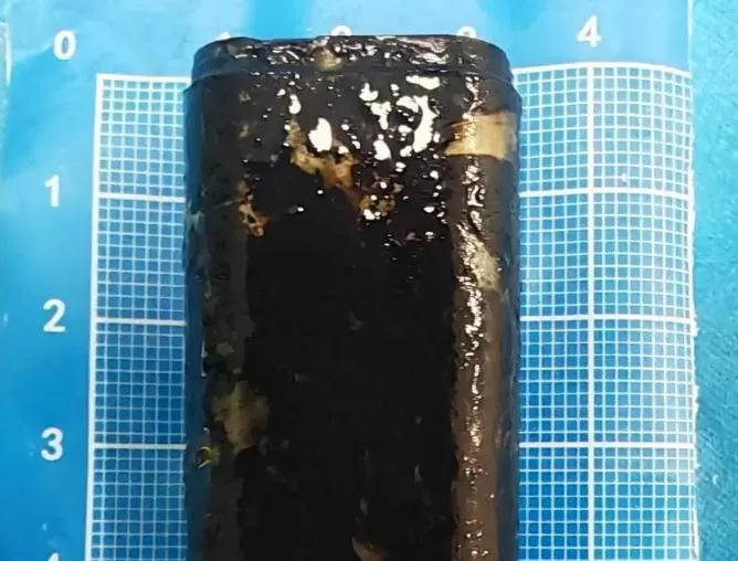 鄧男胃部取出的打火機。（圖/翻攝新浪微博）