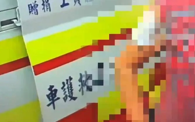 婦人手臂遭劃傷。(圖/中天新聞)