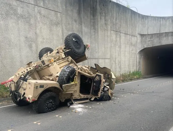 美華盛頓州驚傳軍車失控衝出高速公路墜落的意外。（圖／翻攝自X@wspd2pio）