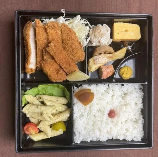 高市早苗陣營的炸豬排便當。(圖/翻攝NNN)