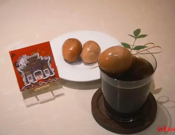 店家推出的童子尿蛋美式咖啡。（圖／翻攝《紅星新聞》）