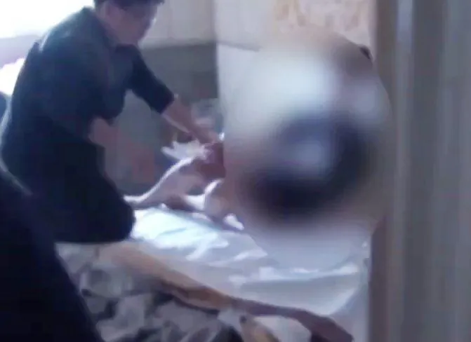 警方攻堅逮人畫面。(圖/警方提供)