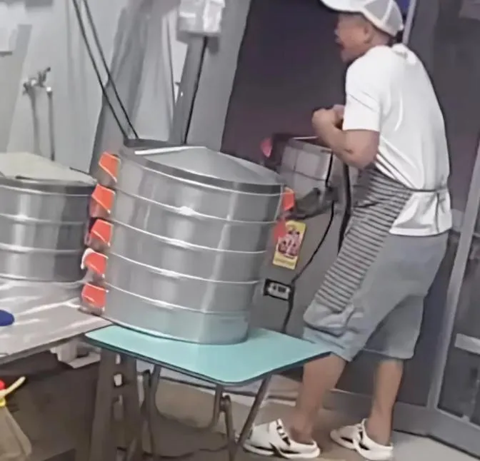 大陸一名男子在檢查電線時不慎觸電，幸虧其妻用油桶猛砸電線，成功讓其脫困。（圖／翻攝《魯中晨報》）