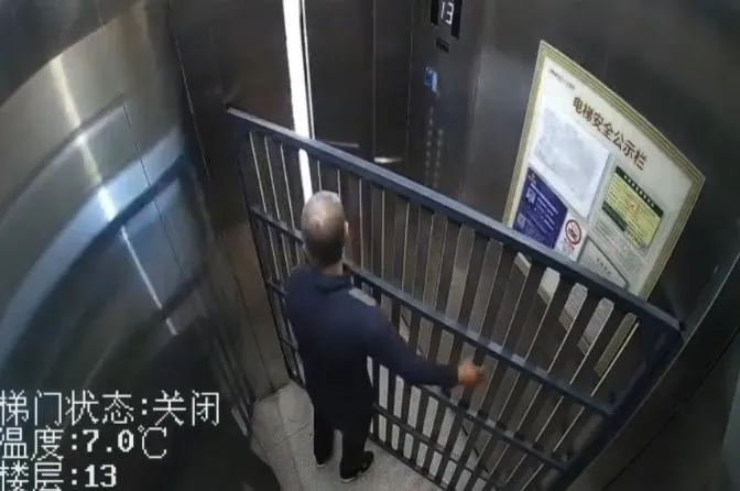 上海大爺搬柵欄床架進電梯反被困。（圖／翻攝微博）