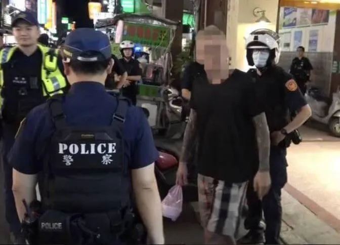 討債網紅鍾小鍾被警方逮捕畫面。(圖/警方提供)