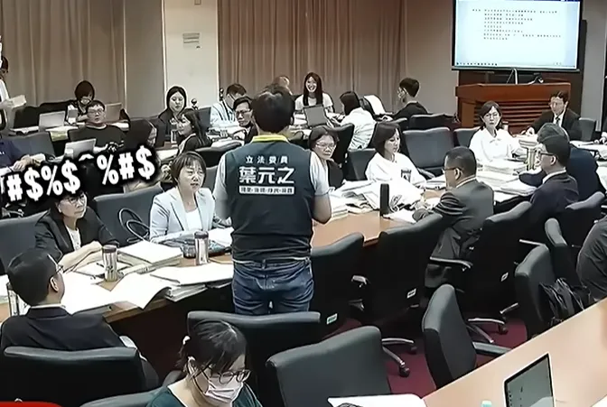 國民黨立委葉元之27日在立院教文委員會大戰綠委范雲。（圖／截自葉元之·原汁原味YT）