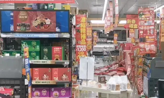 全聯賣場內的商品被震垮。（圖／翻攝畫面）