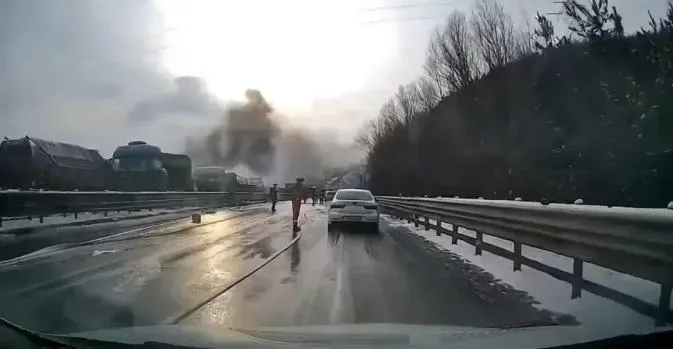 上午發生的車禍大火直到下午才撲滅，事故肇因有待當地警方調查。（圖／翻攝自微博）
