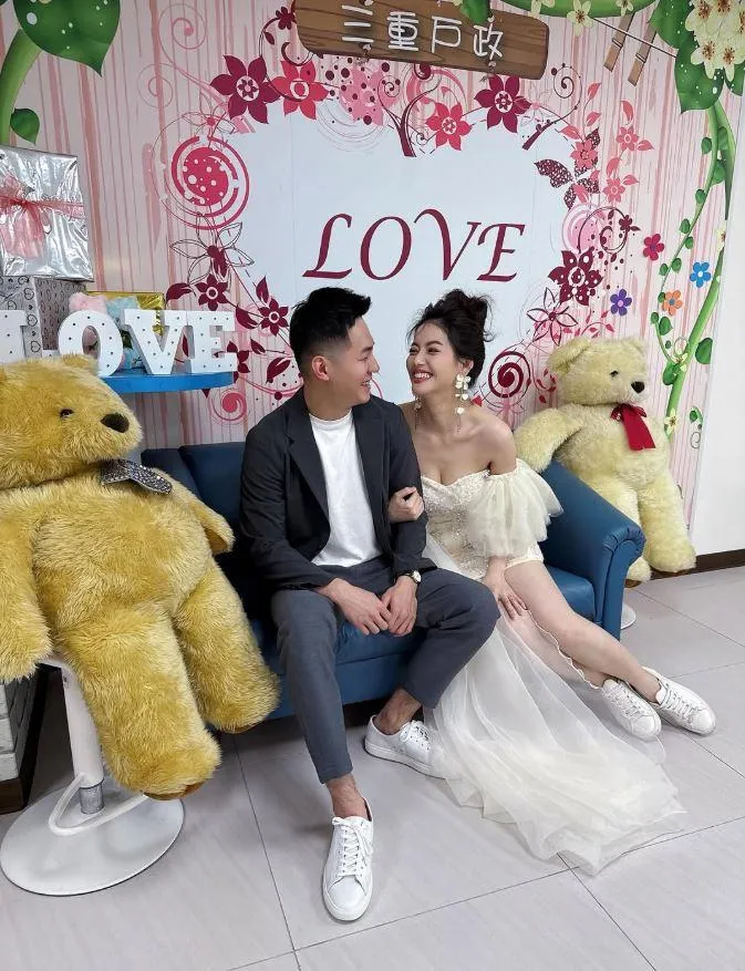 王樂妍（右）８日宣布與圈外男友結婚。（圖／翻攝自王樂妍IG）