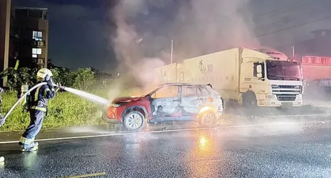 桃園賴姓男子不只搭霸王車，不付錢，還縱火燒車，被檢方起訴。（圖/翻攝畫面）