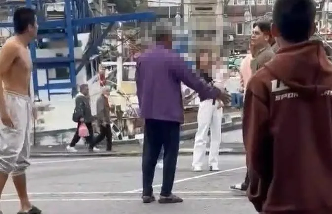 高國豪（左）跟高國強（右綠衣者）怒瞪互罵。（圖／中天新聞）