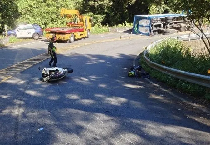 員警執行交管期間遭重機騎士擦撞受傷，所幸2人送醫後無大礙。（圖／翻攝畫面）