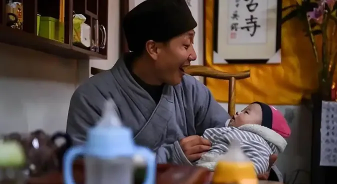 「道祿」救助未婚懷孕女性與棄嬰，被稱為「和尚爸爸」。（圖／翻攝微博）